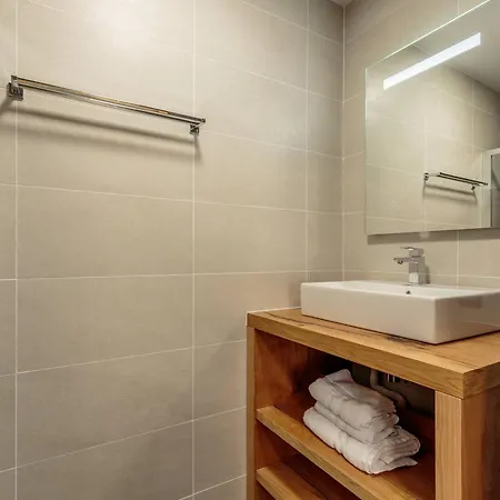 Cosy Avec Balcon, Parking Et Wi-fi A Champagny-en-vanoise - Fr-1-638-13 * La Plagne