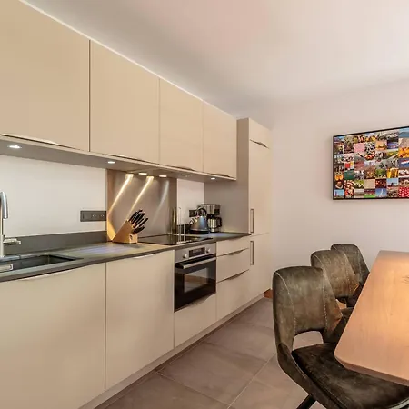 Cosy Avec Balcon, Parking Et Wi-fi A Champagny-en-vanoise - Fr-1-638-13